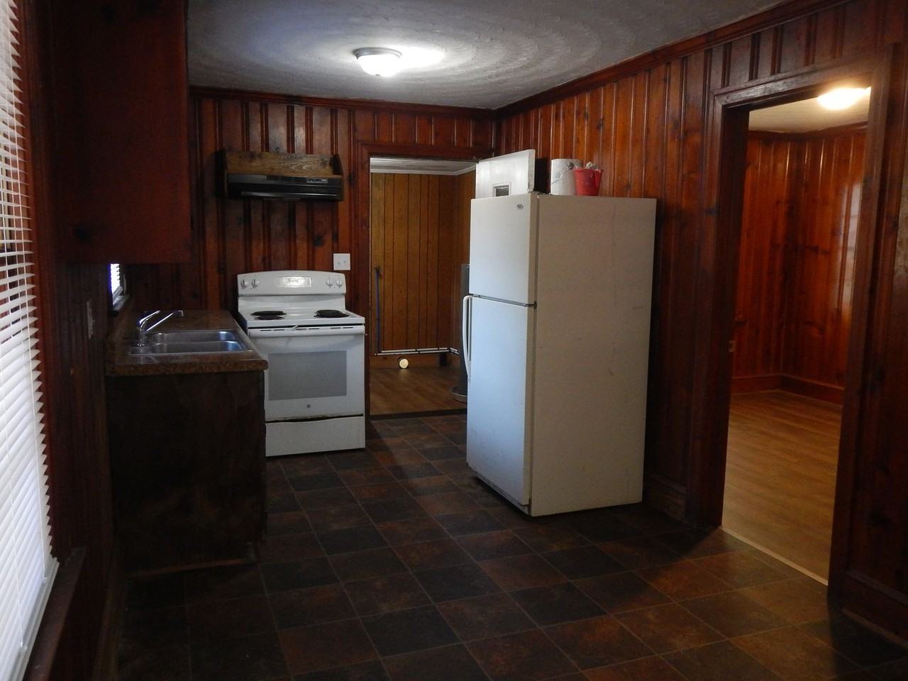 1024 Proctor Street - Photo 7 of 9