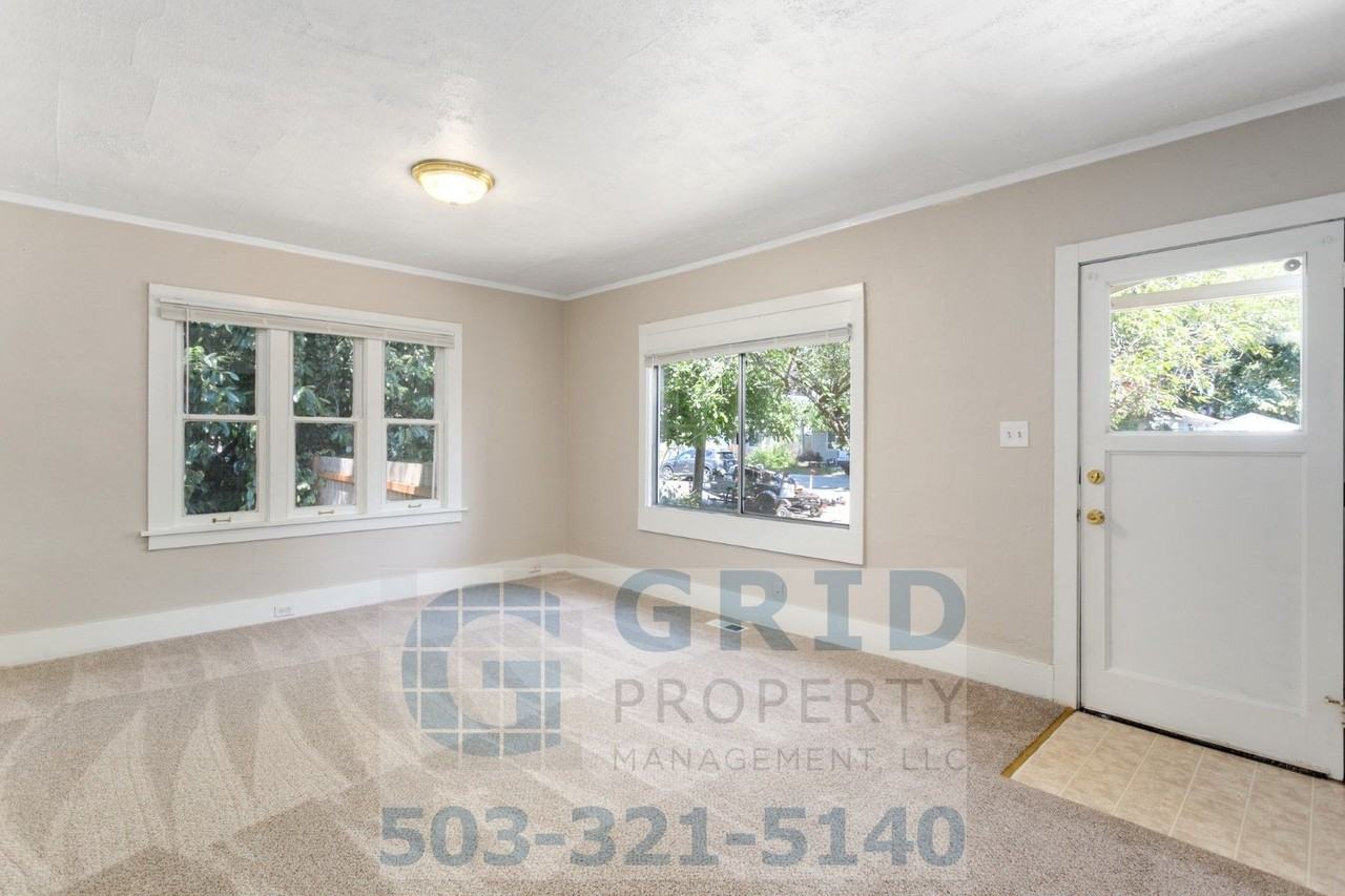 5519 Se 61st Ave - Photo 2 of 30