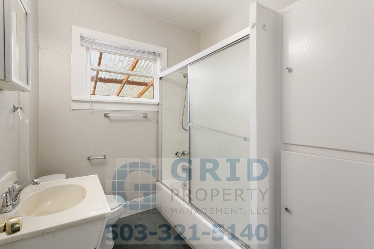 5519 Se 61st Ave - Photo 7 of 30