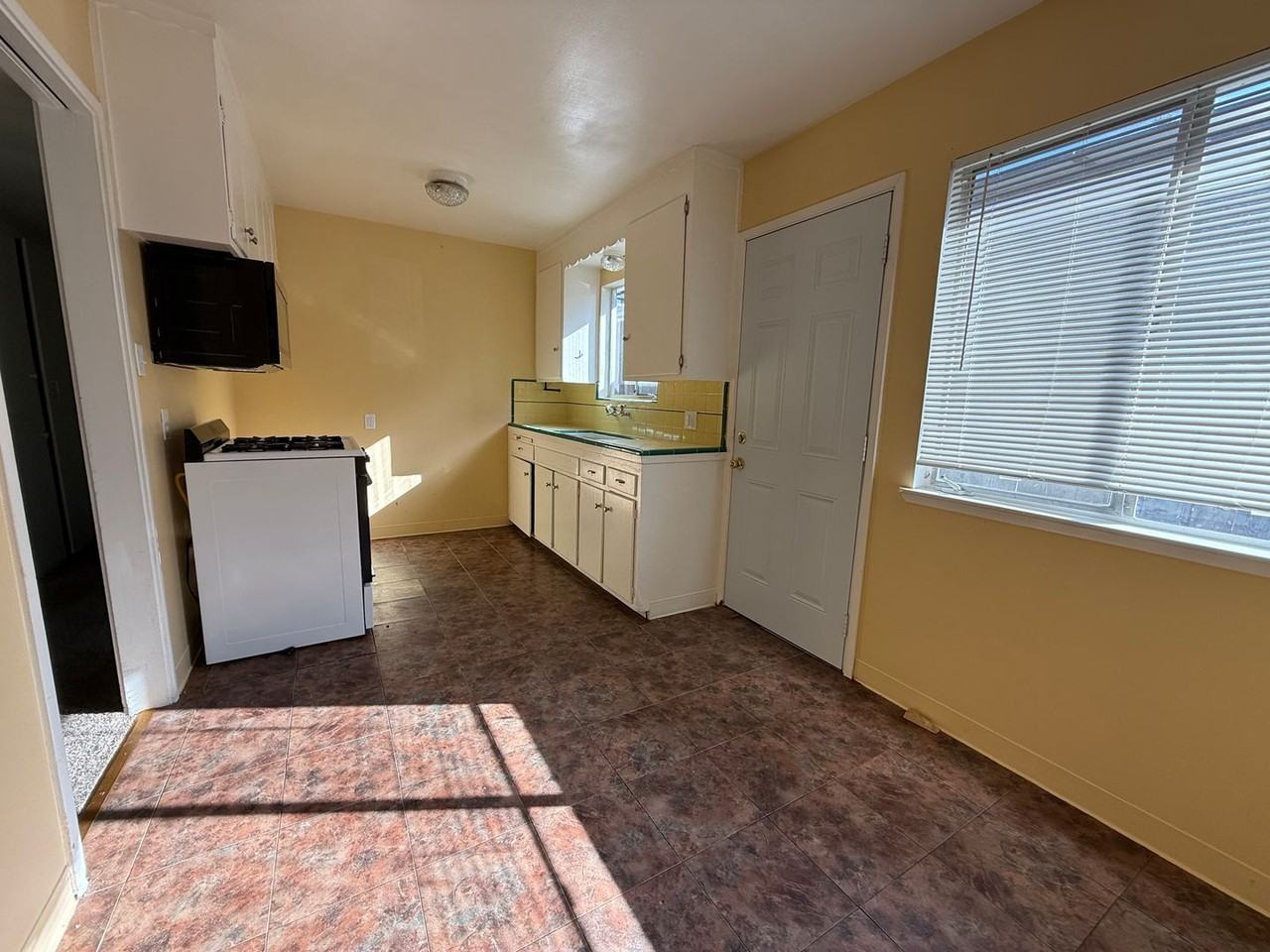 1612 Norfolk Ave - Photo 3 of 7