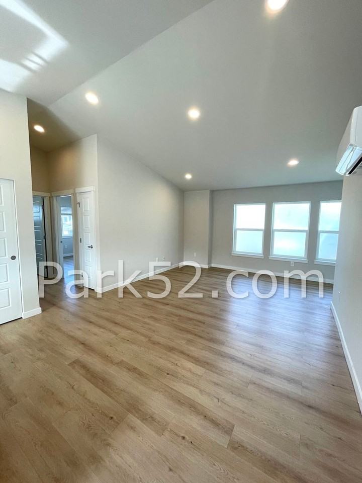 2346 S L St #B - Photo 5 of 15