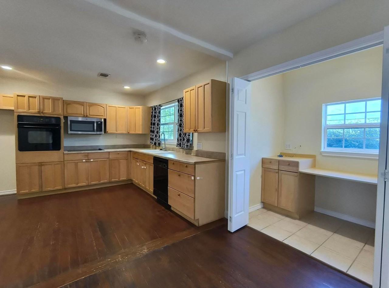2317 Live Oak St - Photo 2 of 13