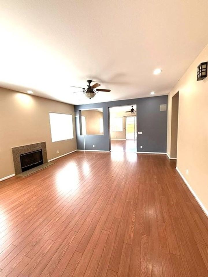 2415 Bowles Ln - Photo 3 of 15