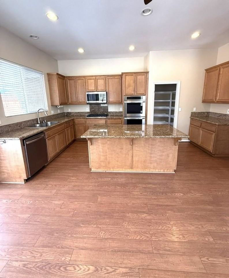 2415 Bowles Ln - Photo 4 of 15