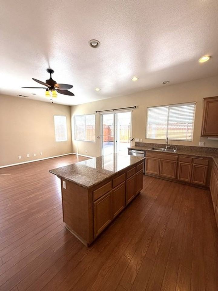 2415 Bowles Ln - Photo 5 of 15