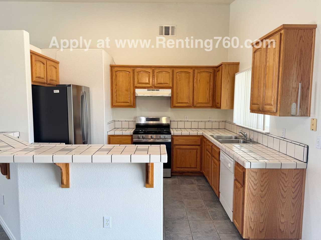 6748 Quail Spring Ave - Photo 7 of 30