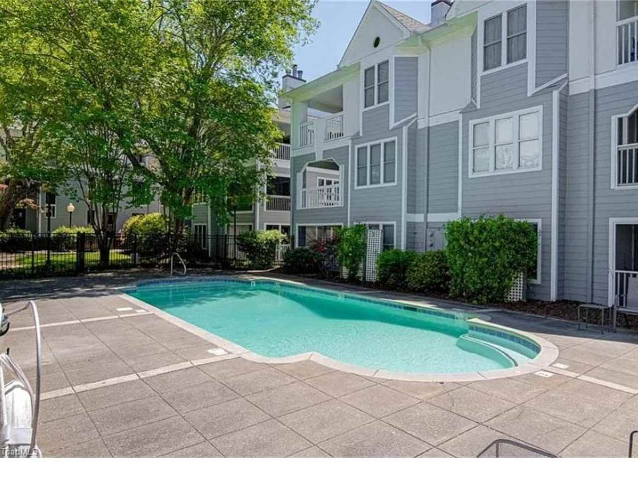 201 Oakwood Ct - Photo 2 of 43