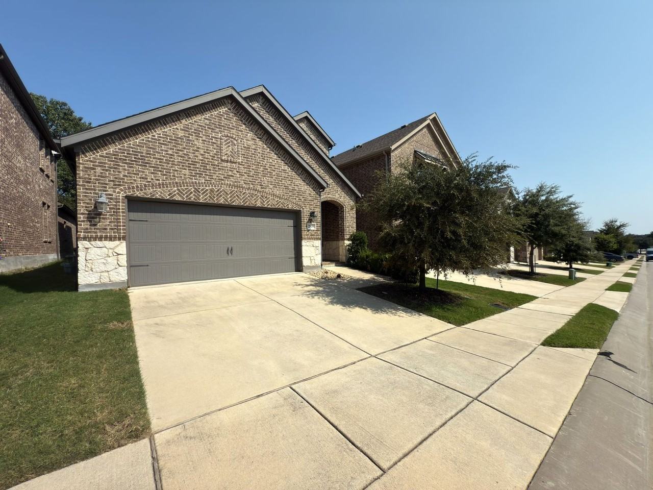 2839 Highpoint Ct - Photo 2 of 40