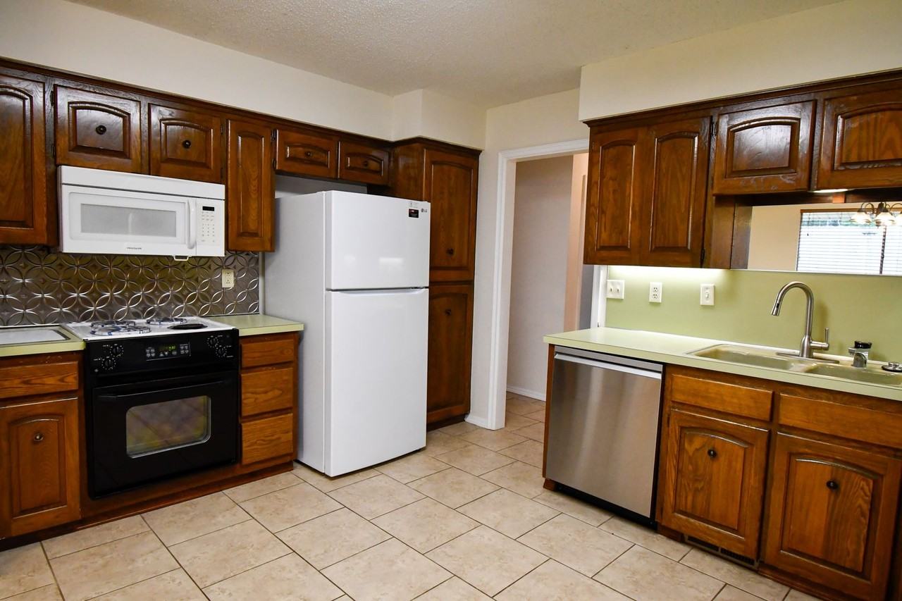 5524 E 61st Pl - Photo 6 of 18