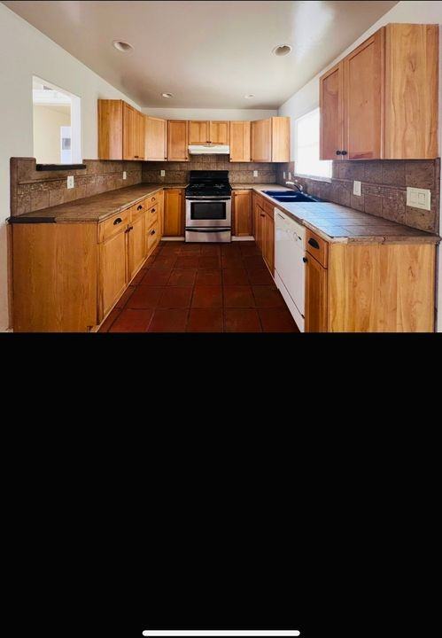 25567 Main St - Photo 5 of 10