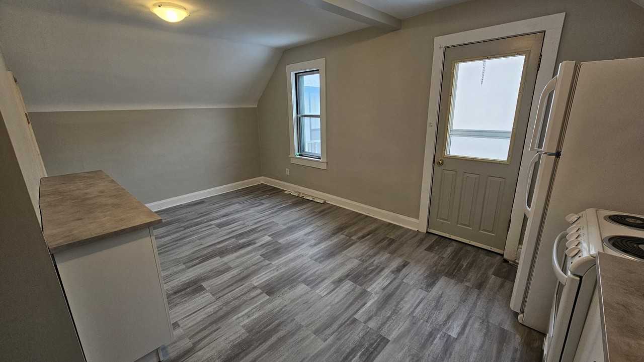 244 Bertrand St - Photo 2 of 9