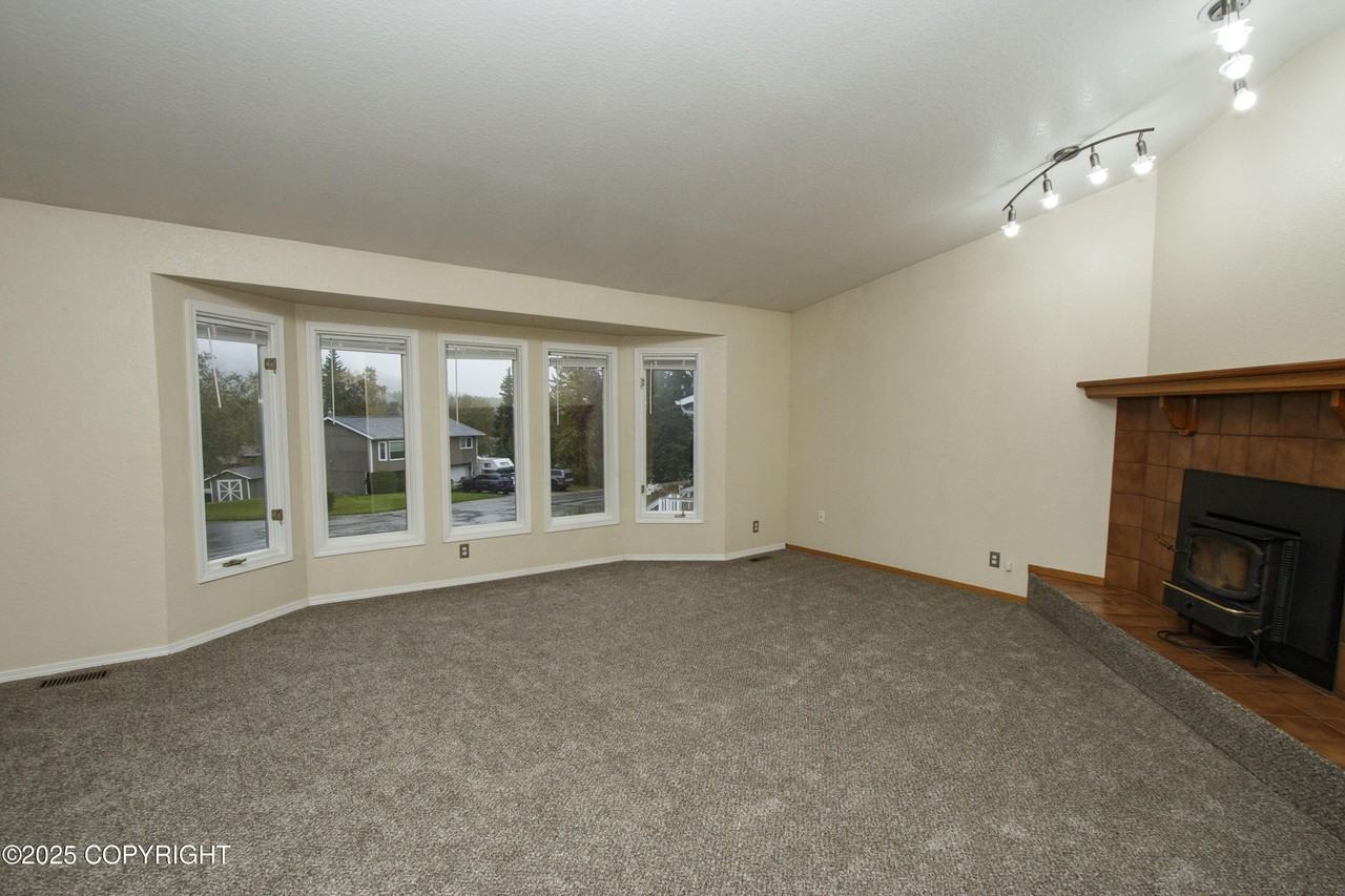 9216 Cam Island Cir - Photo 3 of 33