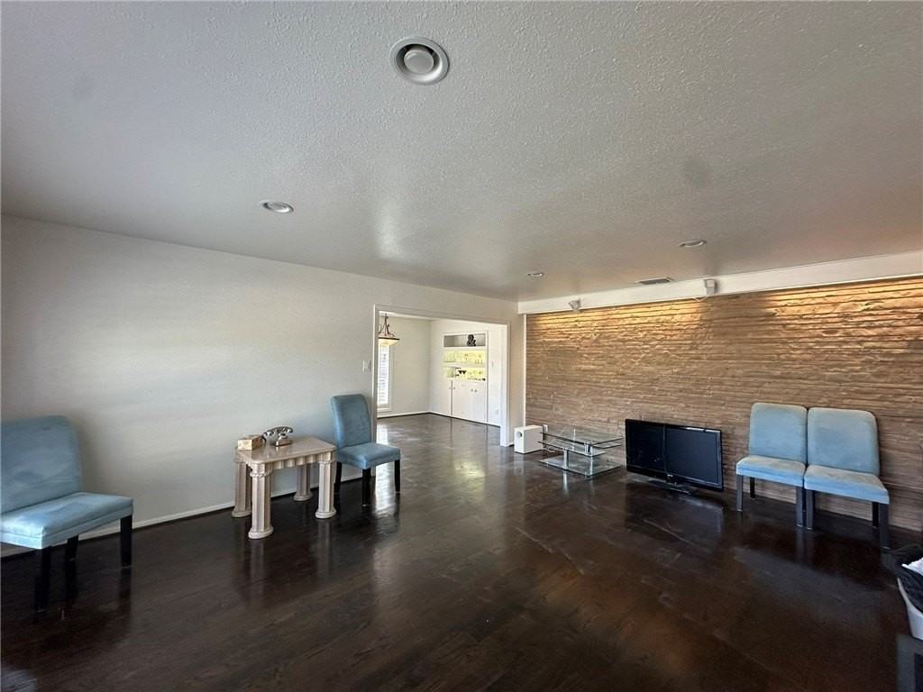 301 Bermuda Pl - Photo 3 of 34