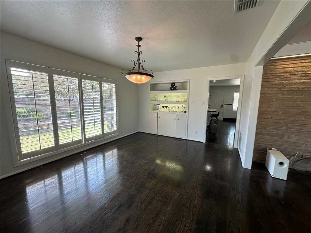 301 Bermuda Pl - Photo 4 of 34