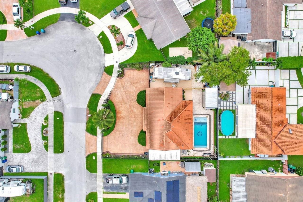 Sw 133rd Ct #4225 - Photo 2 of 8