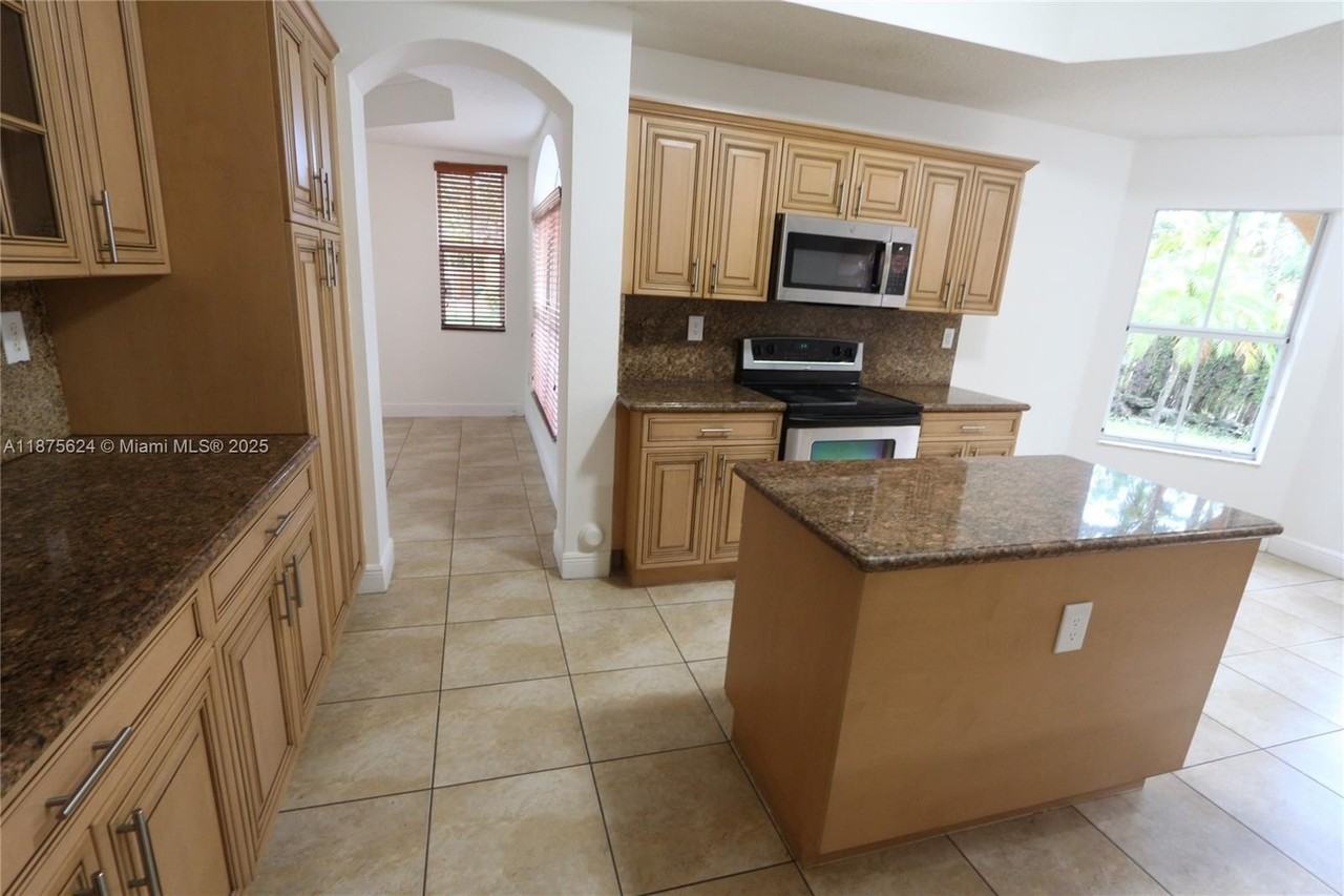 15449 Sw 31st Ln - Photo 6 of 34