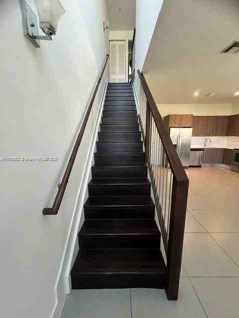 440 Northeast 35th Court #6 - Photo 5 of 19