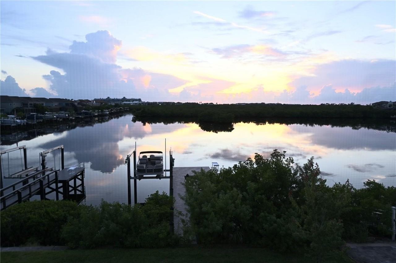 1056 Seagrape Dr - Photo 4 of 23