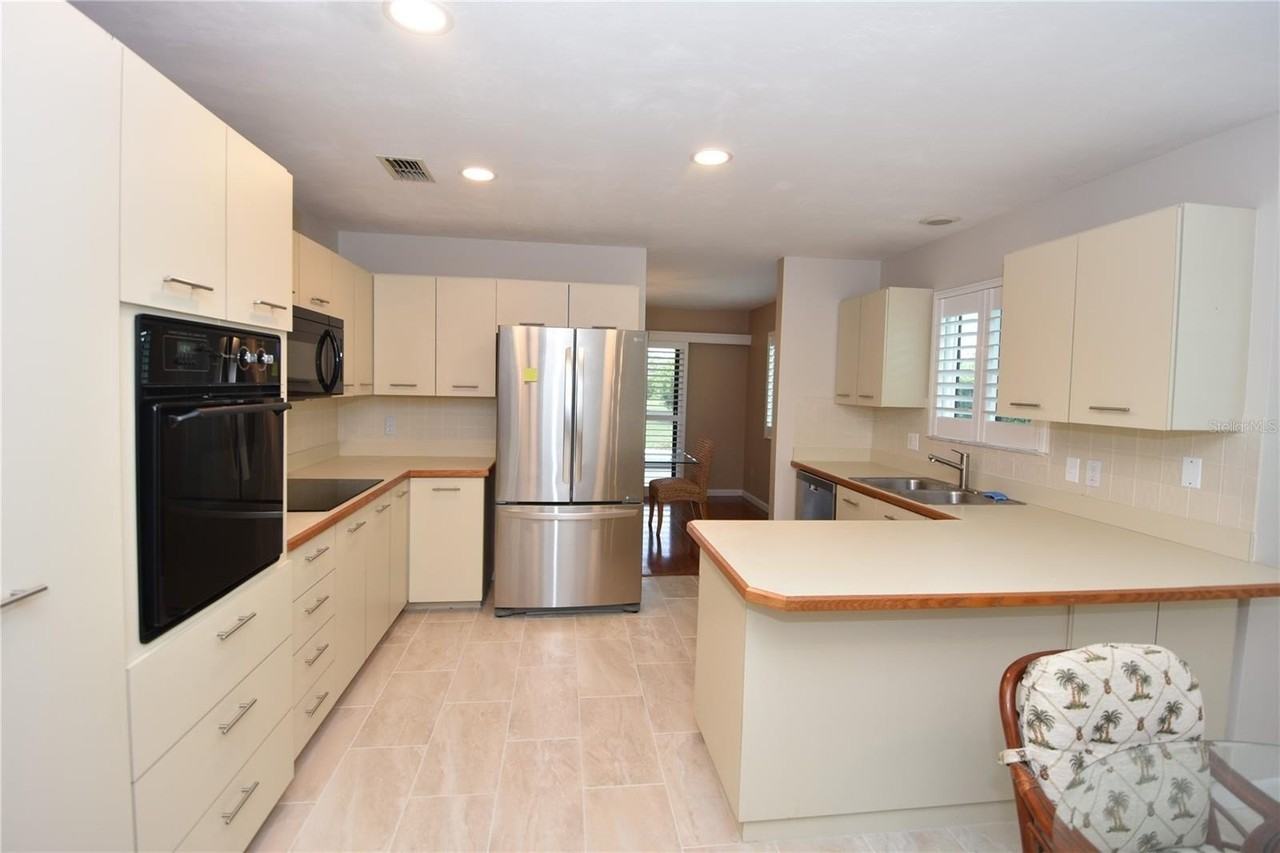 26 Landings Lane - Photo 7 of 42