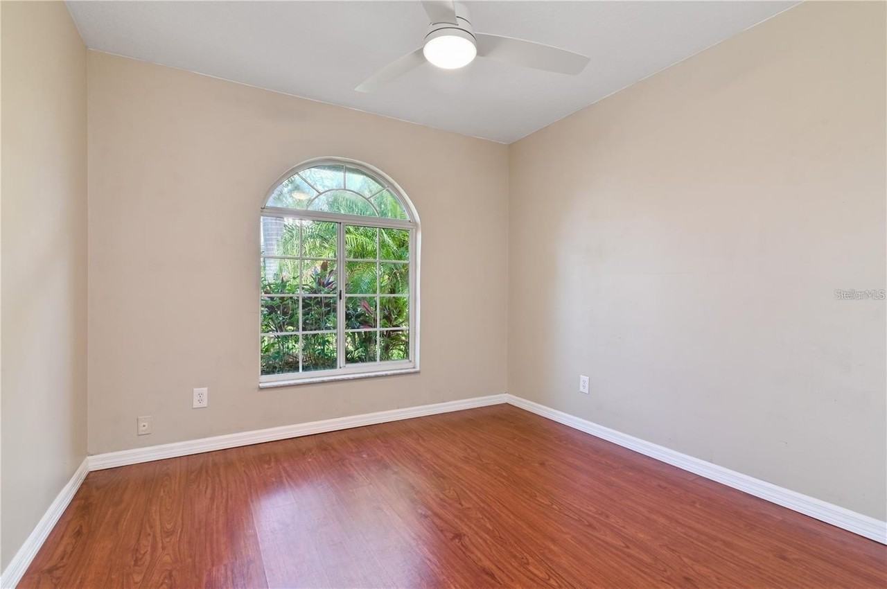 929 Robinson Ave - Photo 7 of 14