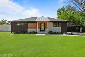 featured image of 137 W Chicago Ave