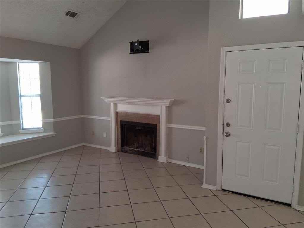 906 Fairbanks Circle - Photo 3 of 18