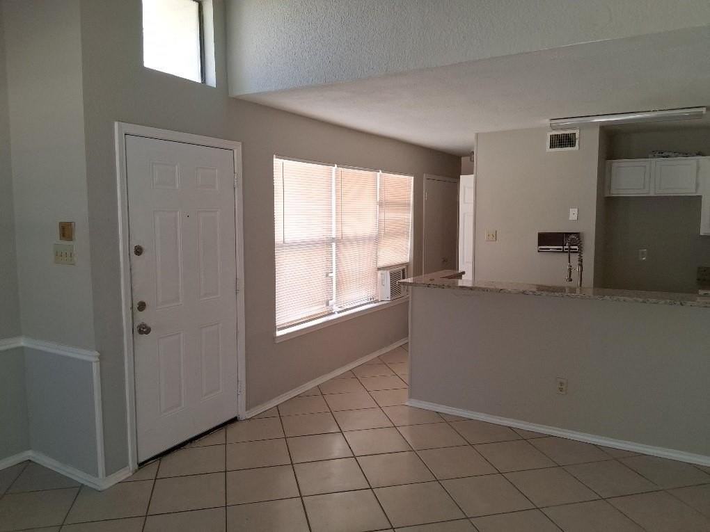 906 Fairbanks Circle - Photo 5 of 18