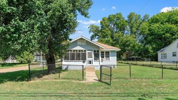 featured image of 202 E Elmwood St