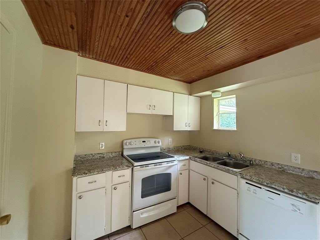 4748 S Ridge Ter - Photo 2 of 15