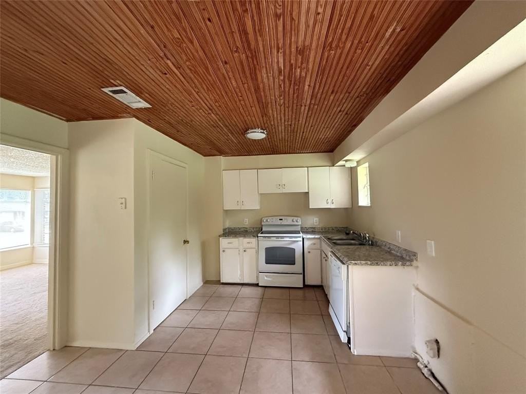 4748 S Ridge Ter - Photo 3 of 15