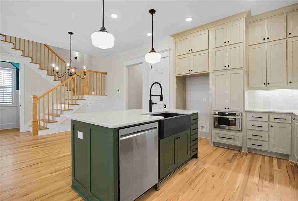 313 Garrett Way - Photo 7 of 35