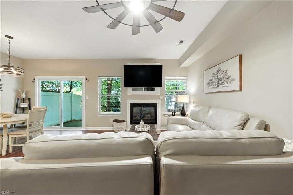 1334 Linkhorn Cir - Photo 3 of 31