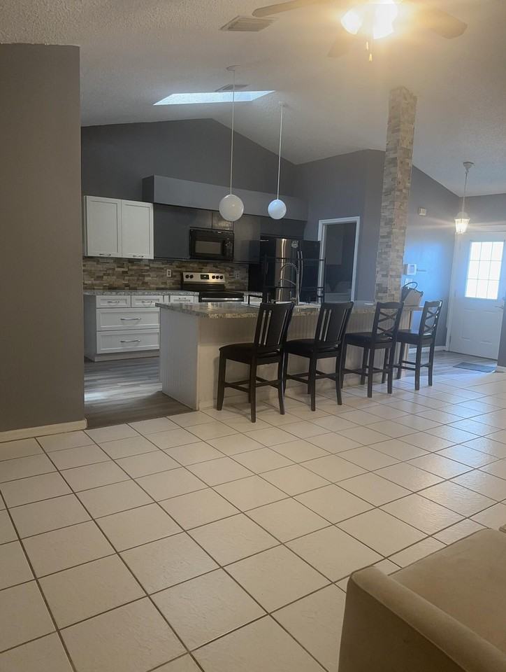 379 Southwest Jeanne Avenue - Photo 3 of 11