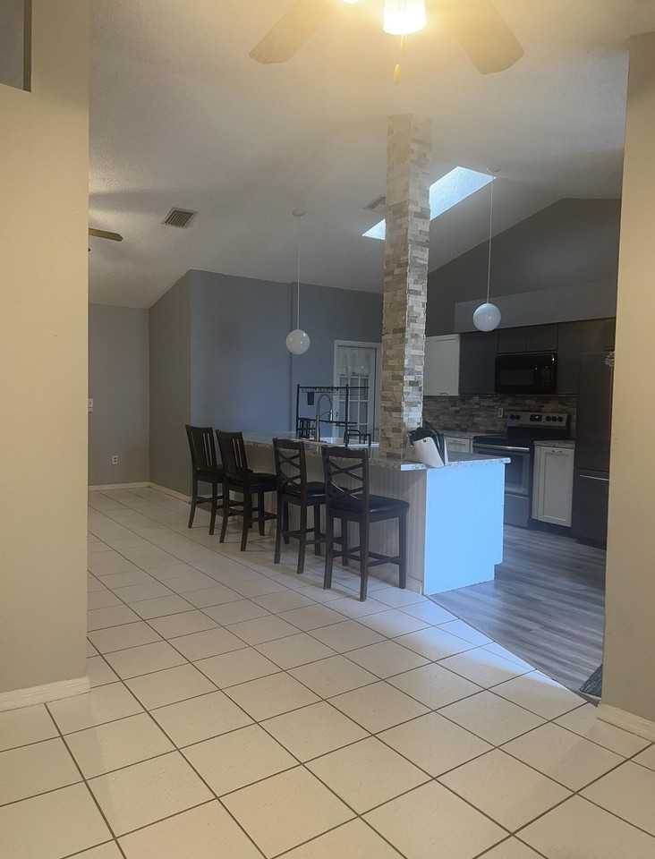 379 Southwest Jeanne Avenue - Photo 7 of 11