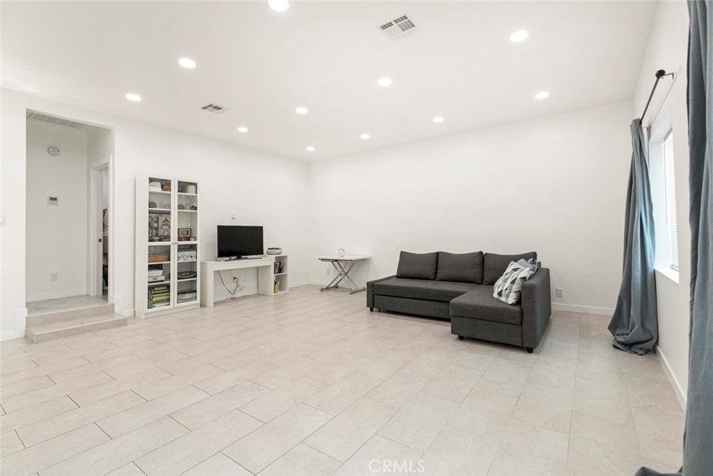 18243 Donmetz St - Photo 3 of 14