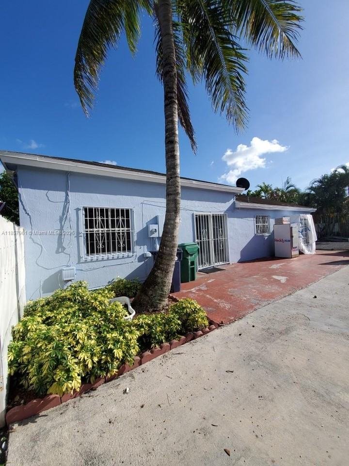 18120 Sw 137th Path - Photo 3 of 7