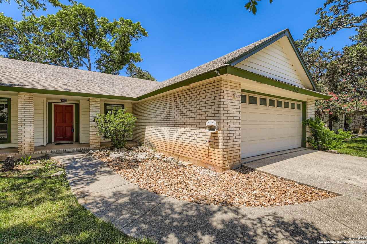 2807 Bee Cave St - Photo 4 of 28