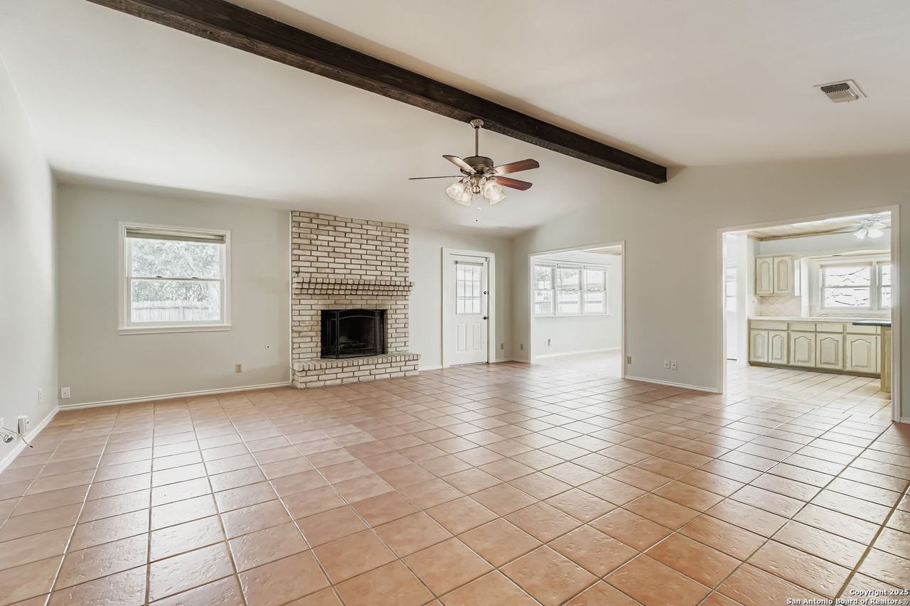 2807 Bee Cave St - Photo 5 of 28