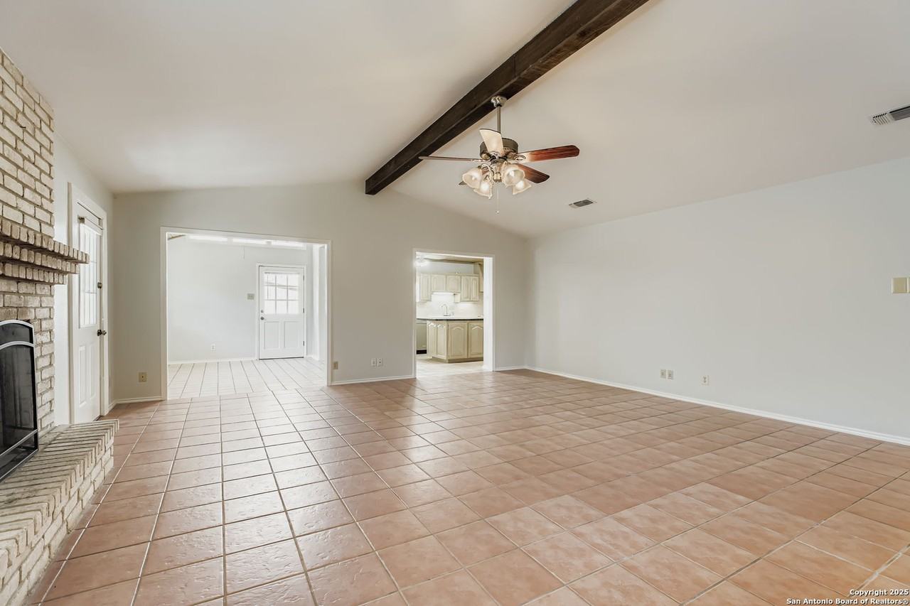 2807 Bee Cave St - Photo 6 of 28