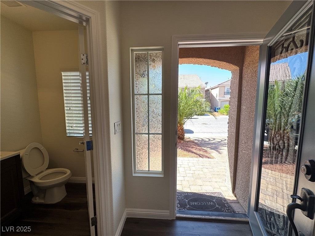 6752 Philharmonic Ave - Photo 4 of 31