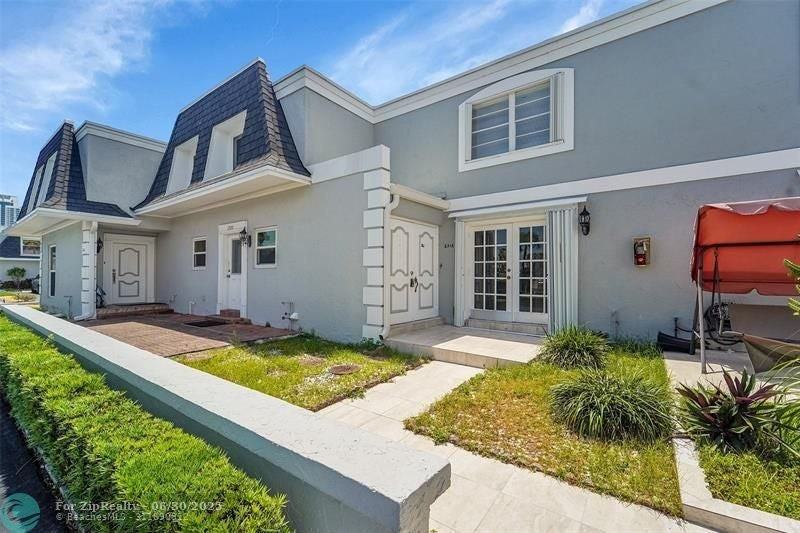 2318 Ne 7th St - Photo 2 of 34