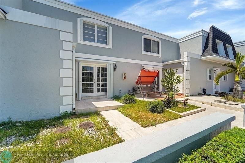 2318 Ne 7th St - Photo 4 of 34