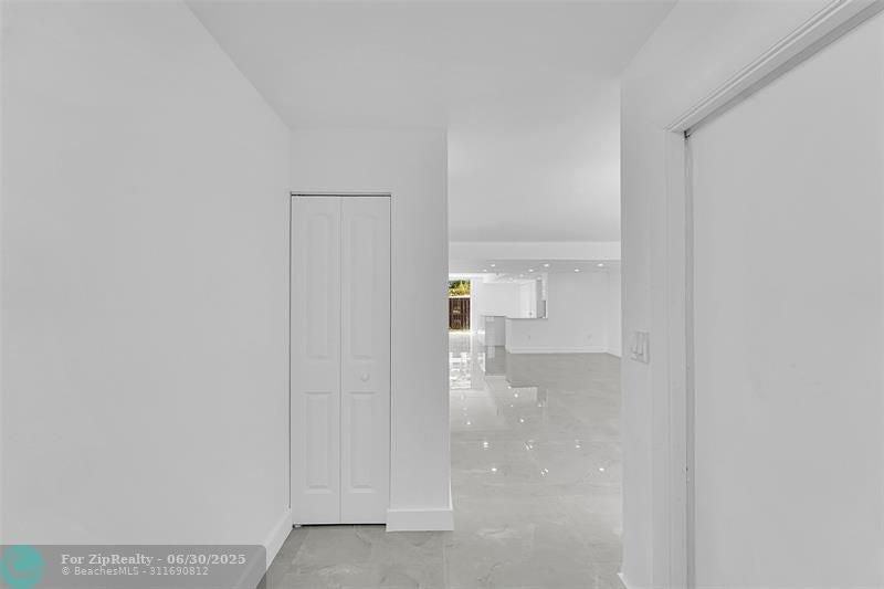 2318 Ne 7th St - Photo 7 of 34