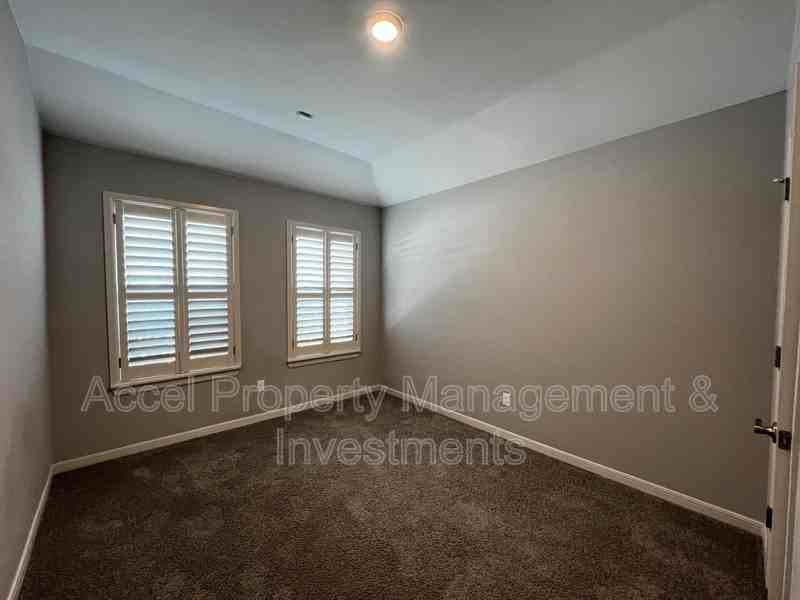 1960 Retama Street - Photo 4 of 19