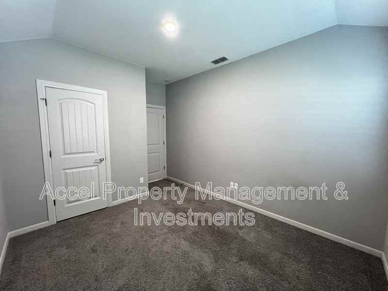 1960 Retama Street - Photo 5 of 19