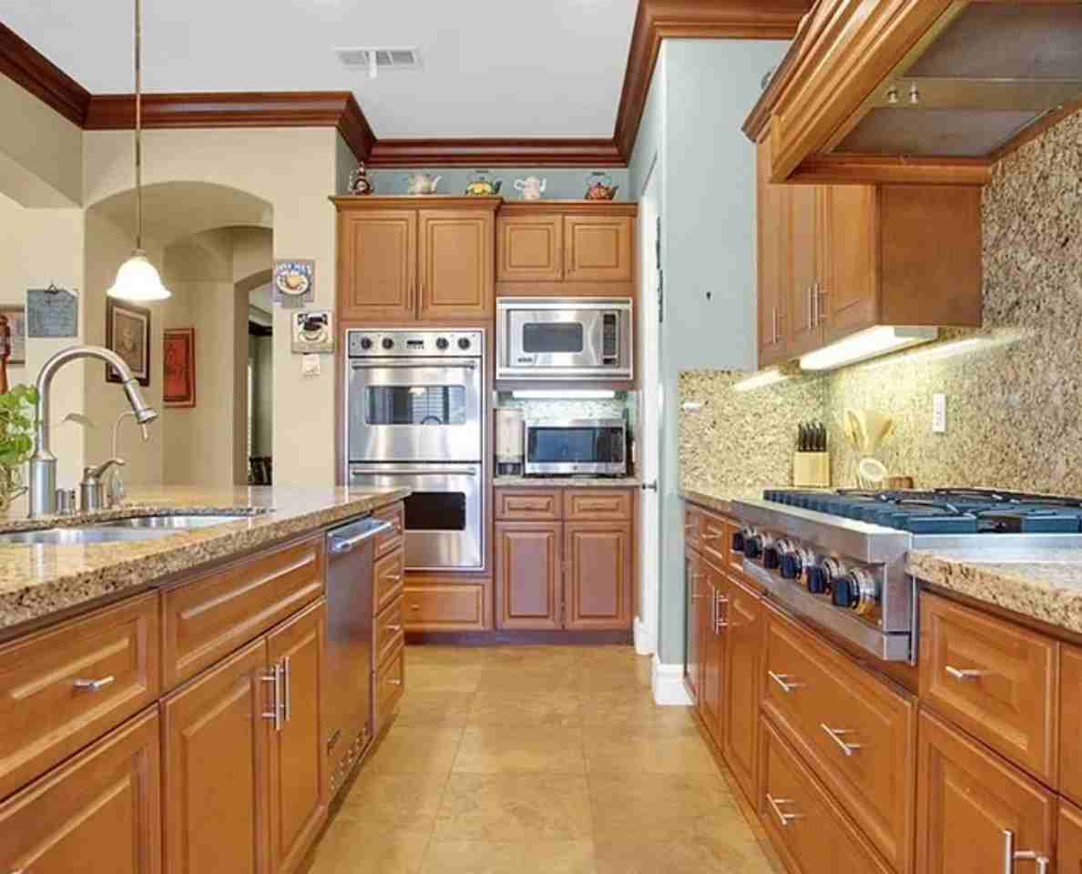 19207 Monterey St - Photo 3 of 47