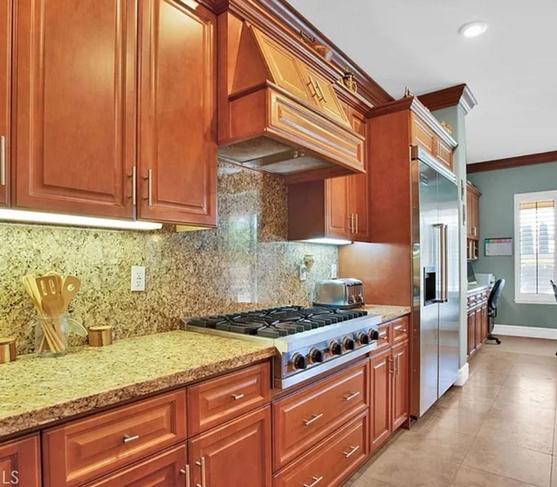 19207 Monterey St - Photo 4 of 47