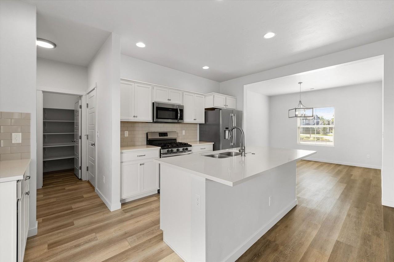 655 North Sevenoaks Avenue - Photo 3 of 30