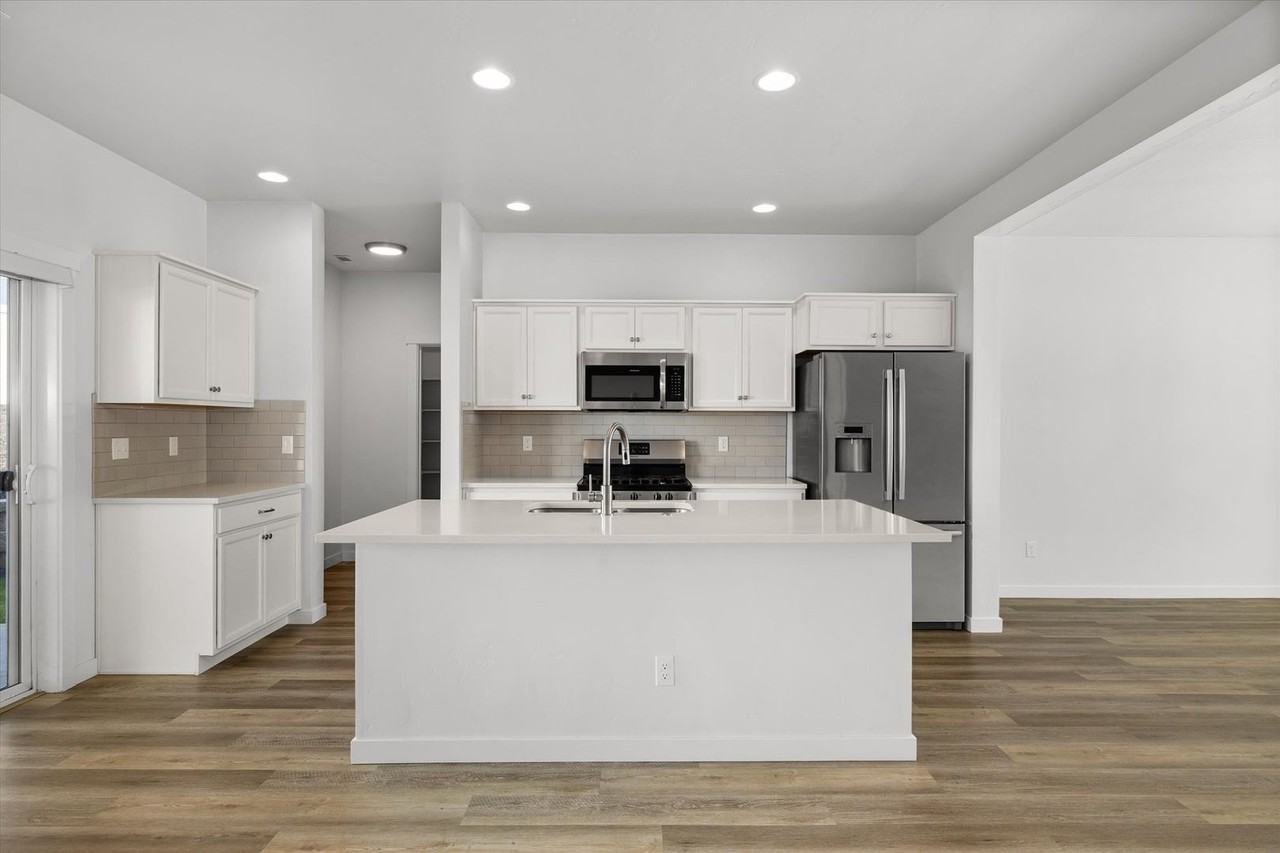 655 North Sevenoaks Avenue - Photo 4 of 30