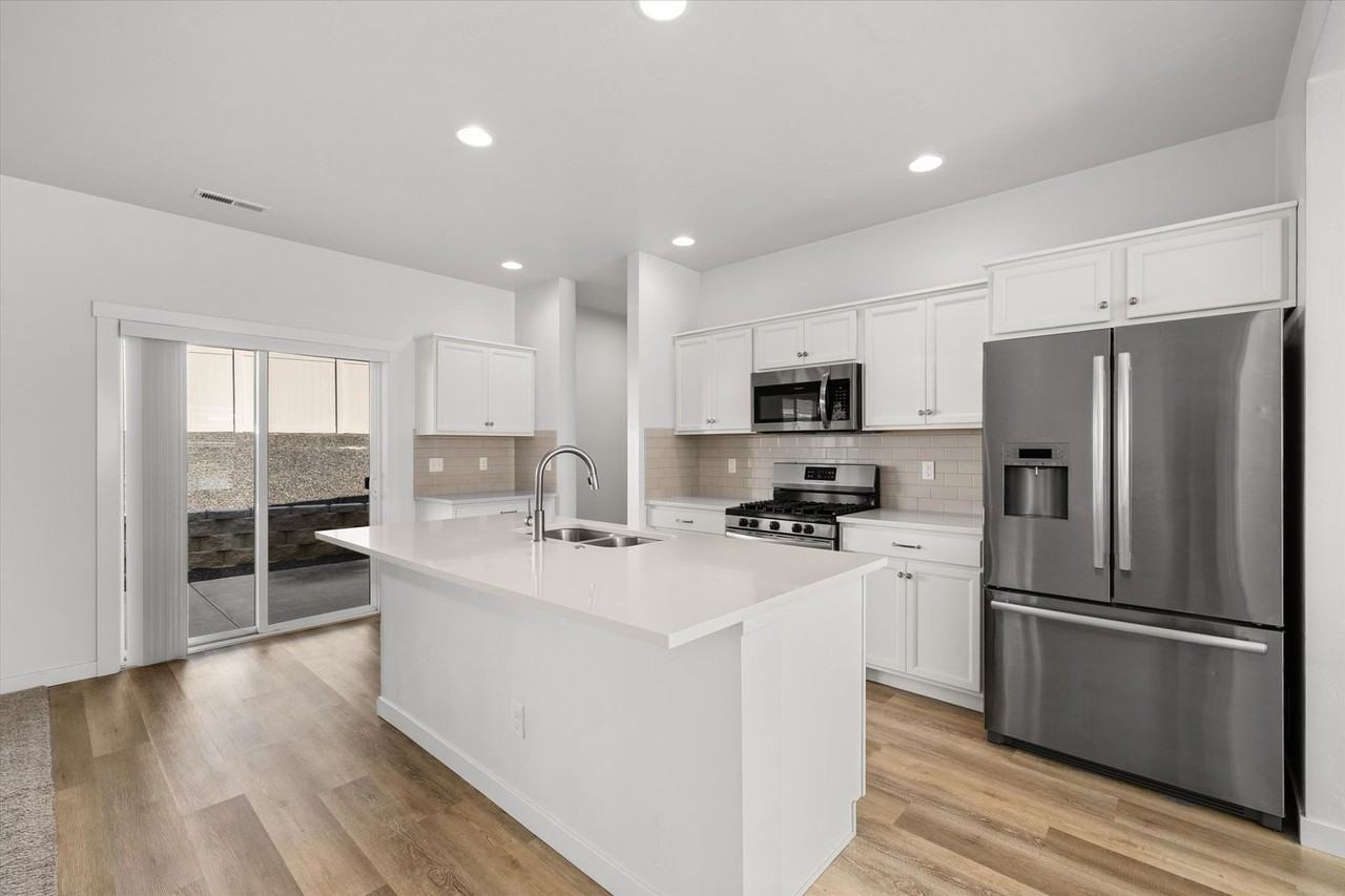 655 North Sevenoaks Avenue - Photo 5 of 30